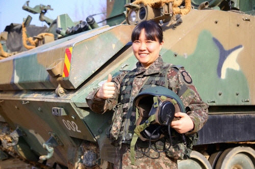 전군 최초의 여군 장가바 조종수인 신지현 하사. 보병 부사관, 보병 장교를 거쳐 기갑 부사관으로 3번째 입대한 특이한 이력을 갖고 있다.