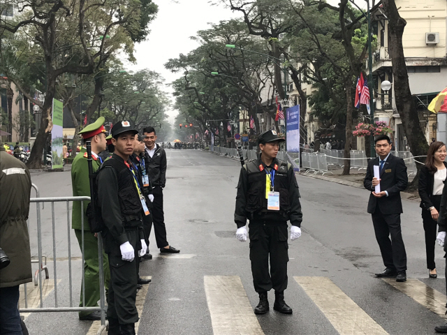 26일 오전 베트남 정부 관계자로 추정되는 인물들이 하노이 멜리아 호텔 앞을 막고 경계태세를 보이고 있다. /하노이=이태규기자
