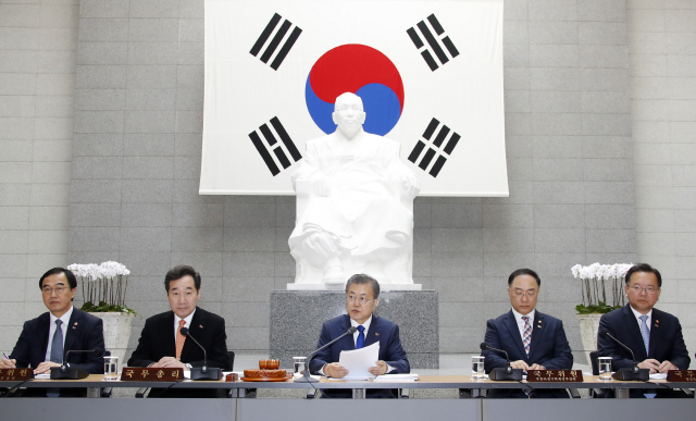 문재인 대통령이 26일 오전 서울 용산구 백범 기념관에서 열린 국무회의에서 발언하고 있다./연합뉴스