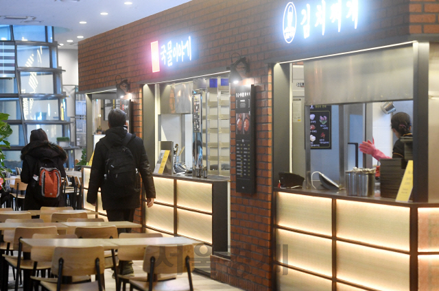 26일 서울 광화문에 자리한 오피스빌딩의 지하 식당이 텅 비어 있다./권욱기자
