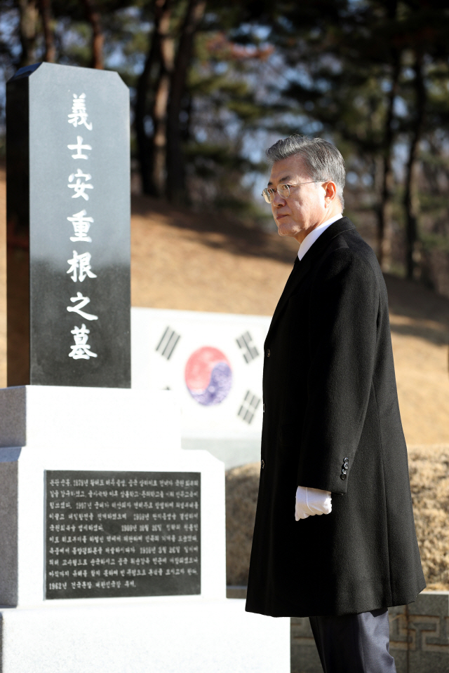 문재인 대통령이 26일 오전 서울 용산구 효창공원 내 안중근 의사 묘소를 찾아 참배한 뒤 묘비를 살펴보고 있다./ 연합뉴스
