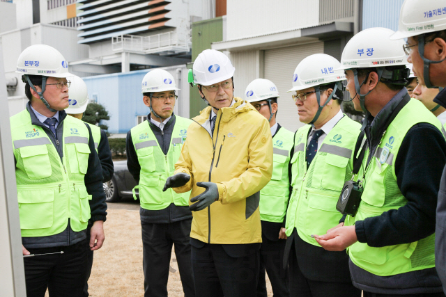 신정식(왼쪽 세번째) 한국남부발전 사장이 신재생에너지 확충과 관련해 실무진과 대화를 나누고 있다./사진제공=한국남부발전