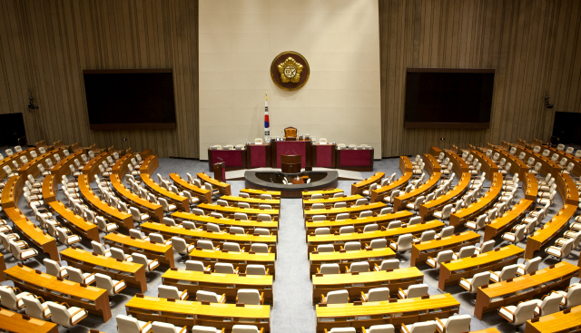 26일 중앙선거관리위원회가 공개한 ‘2018년도 국회의원 후원회 후원금 모금액’ 자료에 따르면 더불어민주당 국회의원 후원금 총액이 정당 중 가장 많은 것으로 나타났다. 아울러 민주당은 국회의원 평균 모금액에서도 1위를 차지했다. /이미지투데이