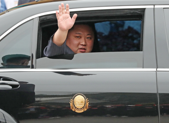 북미정상회담을 하루 앞둔 26일 김정은 북한 국무위원장이 차량에 탑승해 현지인의 환영에 화답하고 있다. /연합뉴스