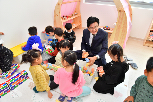 박성수 송파구청장이 관내 어린이집을 방문해 아이들과 교구 놀이를 하고 있다. /사진제공=송파구