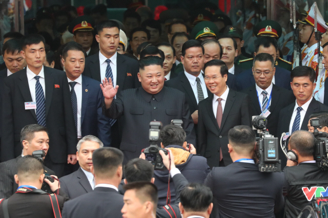 북미정상회담을 하루 앞둔 26일 김정은 북한 국무위원장이 중국과의 접경지역인 베트남 랑선성 동당역에 도착해 현지 환영단에게 손을 흔들고 있다. /연합뉴스