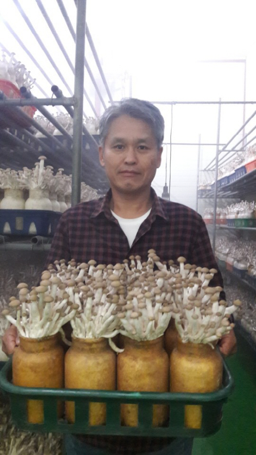 이재춘 월드팜 대표가 강원도 양양군의 생산공장에서 해송이버섯을 들고 포즈를 취하고 있다./사진제공=월드팜