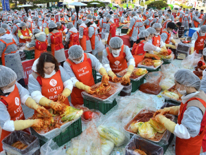 지난해 연말 부산지역 롯데백화점 임직원들이 소외계층을 위한 김장 1만포기를 담그고 있다. /사진제공=롯데백화점