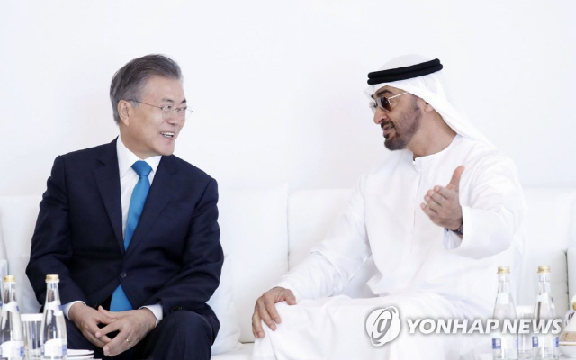 지난해 3월 아랍에미리트(UAE)를 공식 방문 중인 문재인 대통령이 바라카 원전 1호기 건설 완료행사에서 왕세제와 대화하는 모습./연합뉴스