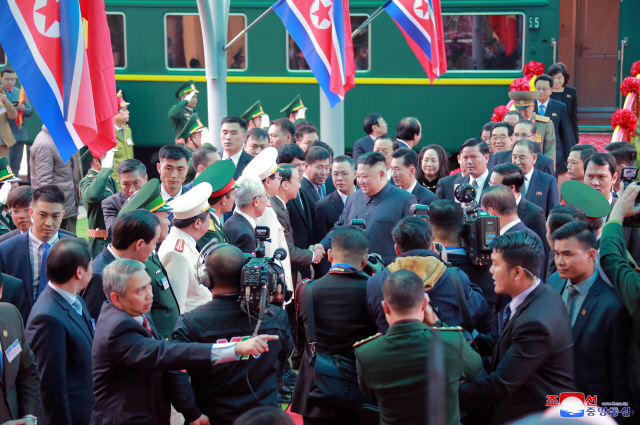 26일 김정은 북한 국무위원장이 중국과 접경지역인 베트남 랑선성 동당역에 도착해 영접 나온 베트남 인사들과 악수하고 있다.