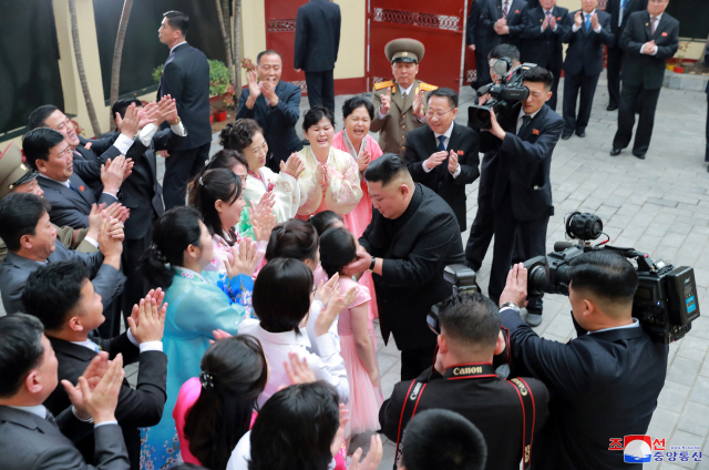 김정은 북한 국무위원장이  26일  베트남 하노이에 위치한 북한대사관을 방문했다고 27일 조선중앙통신이 보도했다. /연합뉴스