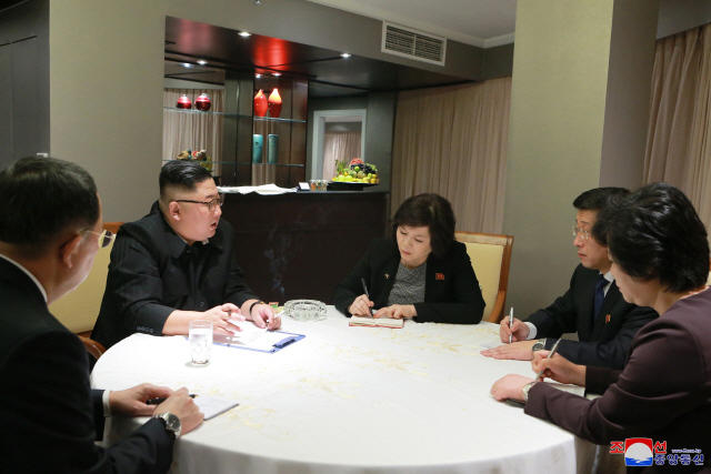김정은 북한 국무위원장이 26일 베트남 하노이에 도착해 실무대표단의 보고를 받았다고 조선중앙통신이 27일 보도했다. /연합뉴스