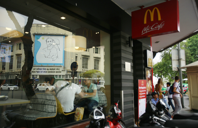 하노이의 한 프랜차이즈 햄버거 가게 앞. /AP=연합뉴스