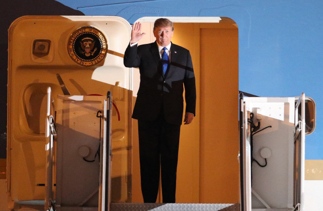도널드 트럼프 미국 대통령이 2차 북미정상회담을 하루 앞둔 26일(현지시간) 밤 전용기 ‘에어포스’로 베트남 하노이의 노이바이 국제공항에 도착한 뒤 손을 흔들고 있다. /AFP=연합뉴스