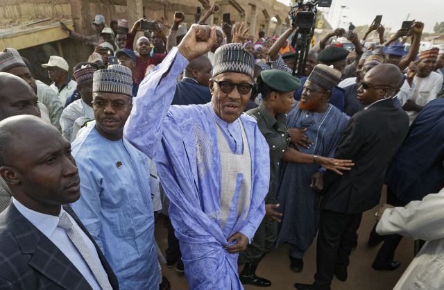 무함마두 부하리(가운데) 나이지리아 대통령/AP연합뉴스