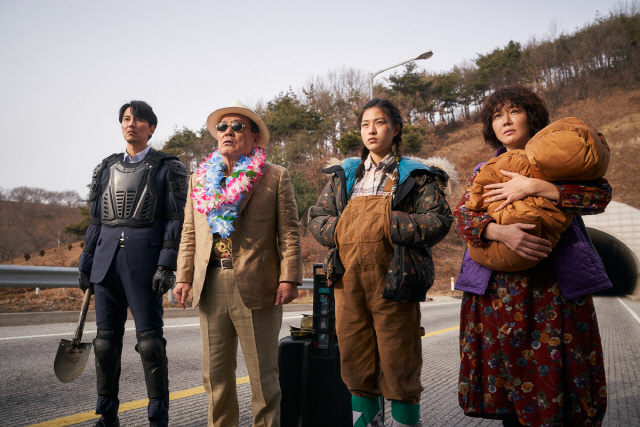 ‘기묘한 가족’ 27일 오늘, VOD 극장 동시 서비스 오픈