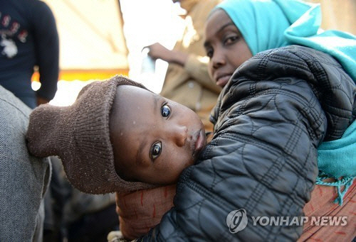 지중해서 표류하던 난민선에서 구조된 난민들의 모습 /AP=연합뉴스