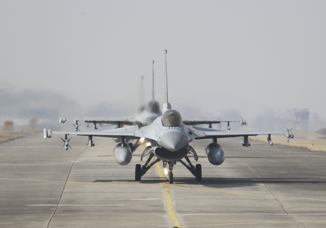 27일 낮 12시 13분께 전북 군산시 공군기지에서 이륙한 우리 공군 소속의 KF-16D 전투기 1대가 서해 해상으로 추락했다./연합뉴스