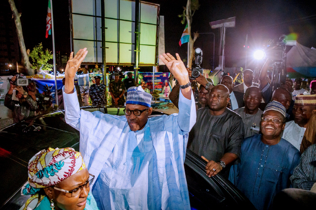 [사진]이겼다, 재선 성공한 부하리 나이지리아 대통령