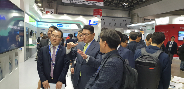 구자균(가운데) LS산전 회장이 27일 일본 도쿄 빅사이트에서 열리는 ‘PV System EXPO 2019’에 참석해 전시회를 둘러보고 있다. /사진제공=LS산전