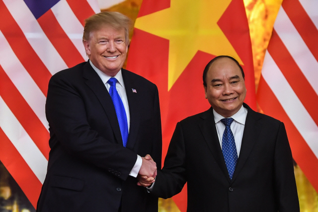 김정은 보란듯…트럼프, 베트남 주석 만나 “양국 관계는 본보기”