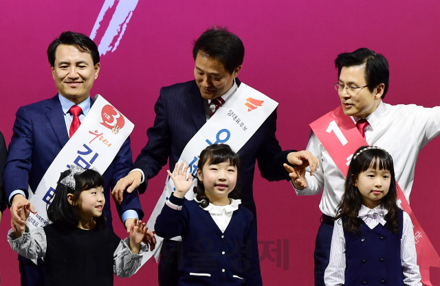 27일 경기도 고양시 킨텍스에서 열린 자유한국당 제3차 전당대회에서 김진태(왼쪽부터), 오세훈, 황교안 당대표 후보자가 손을 맞잡고 인사하고 있다./고양=권욱기자