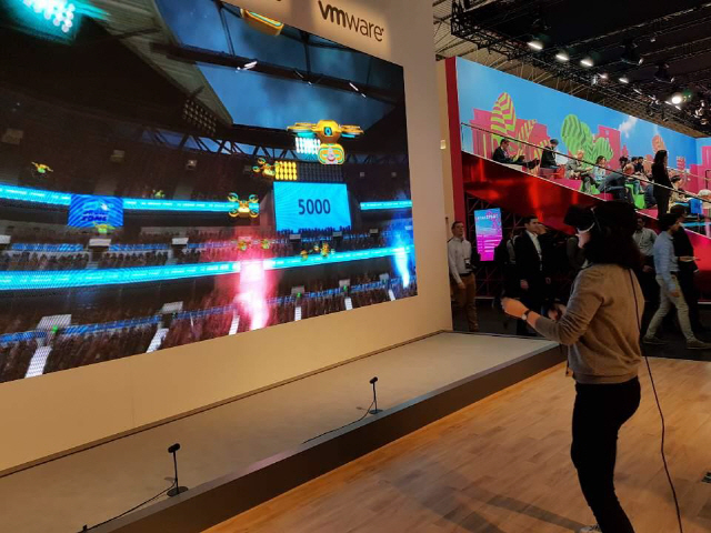 스페인 바르셀로나에서 열린 MWC 2019의 델 부스에서 한 관람객이 가상현실(VR) 게임을 즐기고 있다. /연합뉴스