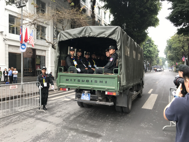 북미 정상회담 첫째 날인 27일 오전 회담장인 소피텔 레전드 메트로폴 호텔로 베트남 경찰들을 태운 트럭이 투입되고 있다. /하노이=이태규기자