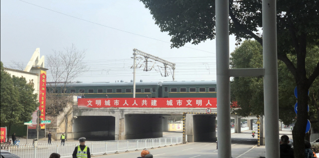 김정은 북한 국무위원장의 전용열차가 중국을 종단하는 가운데 지난 25일 후난성 창사역에 들어서고 있다. /연합뉴스
