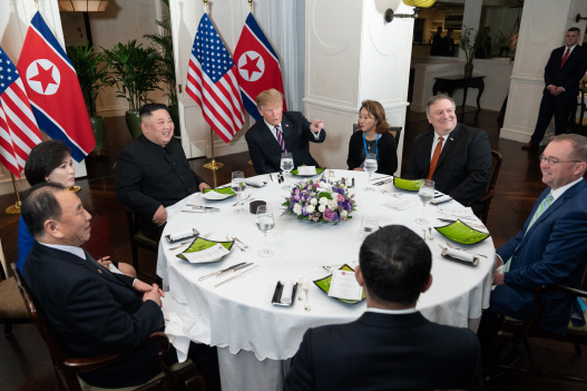 도널드 트럼프 미국 대통령과 김정은 북한 국무위원장이 27일 오후(현지시간) 2차 북미정상회담이 열린 하노이 메트로폴호텔에서 만나 만찬을 하고 있다./백악관 트위터 캡처