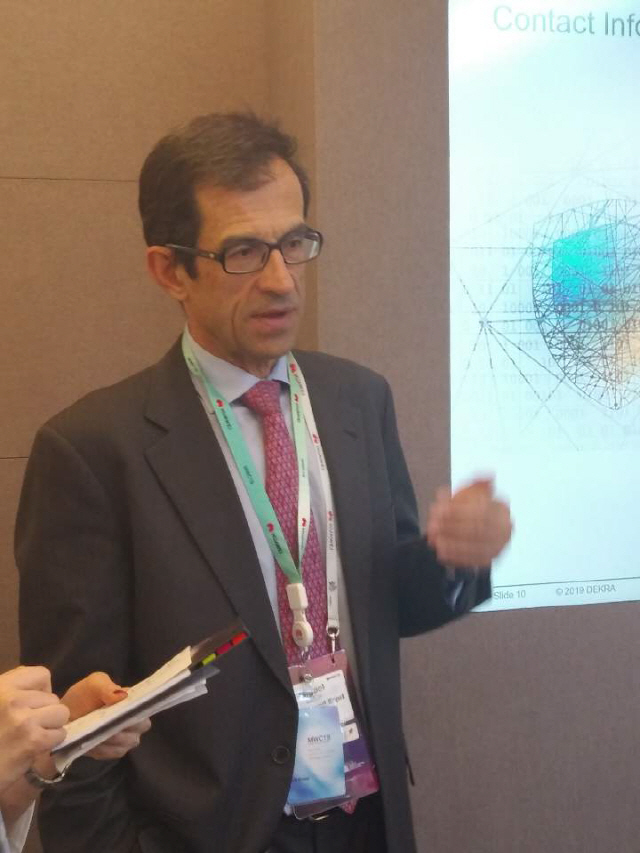 미구엘 바농 에포크 앤 에스프리 대표가 26일 MWC 행사장 내 화웨이 부스에서 화웨이의 보안검증에 대해 설명하고 있다./사진제공=화웨이