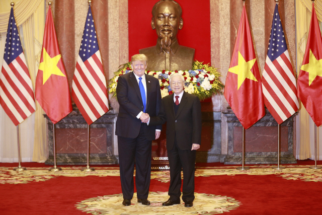 도널드 트럼프(왼쪽) 미국 대통령과 응우옌 푸 쫑 베트남 국가주석이 지난 27일(현지시간) 하노이에서 만나 악수하고 있다. /하노이=신화연합뉴스