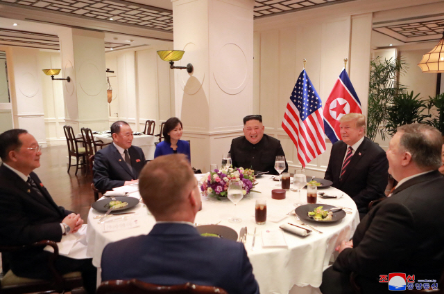 김정은 북한 국무위원장이 베트남 하노이 메트로폴 호텔에서 도널드 트럼프 미국 대통령과 만나 환담과 만찬을 했다고 조선중앙통신이 27일 보도했다./연합뉴스