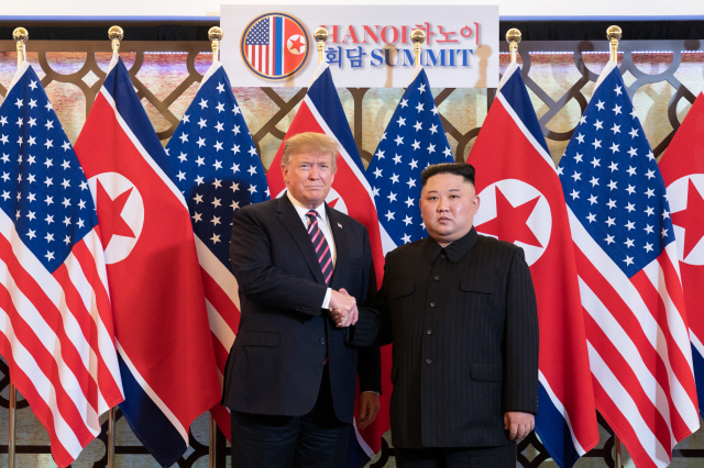 김정은(오른쪽) 북한 국무위원장과 도널드 트럼프 미국 대통령이 27일(현지시간) 베트남 하노이에서 만나 악수하고 있다. /하노이=UPI연합뉴스
