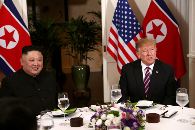 김정은(왼쪽) 북한 국무위원장과 도널드 트럼프 미국 대통령이 지난 27일(현지시간) 만찬 회동을 하고 있다. /하노이=로이터연합뉴스