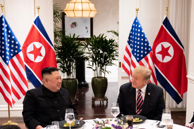 김정은(왼쪽) 북한 국무위원장과 도널드 트럼프 미국 대통령이 지난 27일(현지시간) 베트남 하노이에서 만찬 회동을 하고 있다. /하노이=UPI연합뉴스