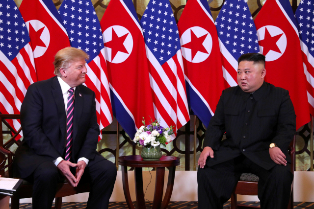김정은(오른쪽) 북한 국무위원장이 지난 27일(현지시간) 도널드 트럼프 미국 대통령과 마주보고 있다. /하노이=로이터연합뉴스