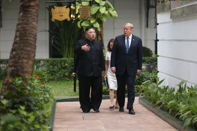 도널드 트럼프 미 대통령과 김정은 북한 국무위원장이 28일 베트남 하노이 메트로폴 호텔 내 중정을 거닐고 있다. /하노이=로이터연합뉴스