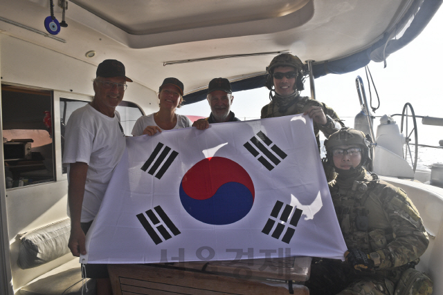5. ‘고마워요, 한국 해군’ 청해부대 28진에게 도움을 받은 벨기에 요트 선장 시몬 피에르(Simon Pierre, 가장 왼쪽)씨와 선원들이 청해부대원들과 기념 사진을 촬영하고 있다.