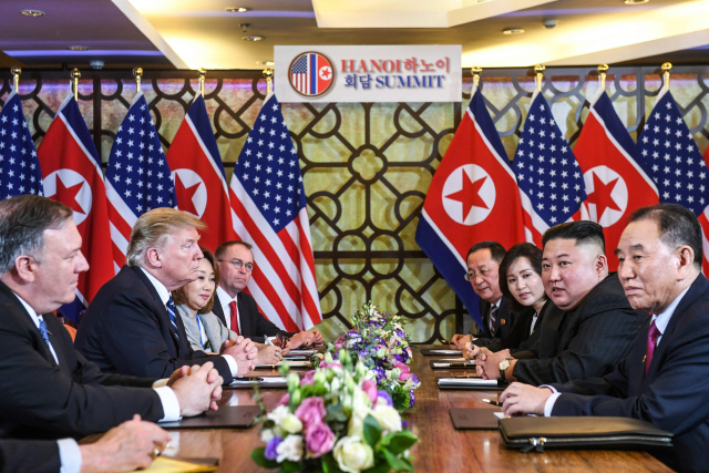 도널드 트럼프(왼쪽 두 번째) 미국 대통령과 김정은(오른쪽 두 번째) 북한 국무위원장이 28일(현지시간) 베트남 하노이 메트로폴 호텔에서  확대 정상회담을 하고 있다. /연합뉴스