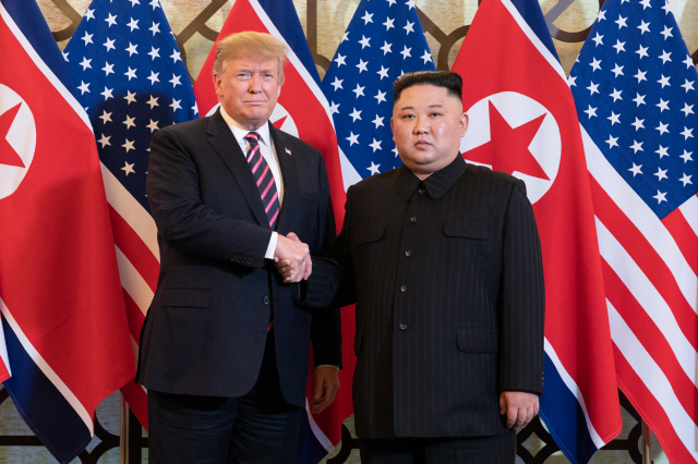 김정은(오른쪽) 북한 국무위원장과 도널드 트럼프 미국 대통령이 지난 27일(현지시간) 베트남 하노이에서 만나 악수하고 있다. /하노이=UPI연합뉴스