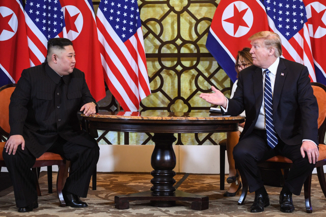도널드 트럼프(오른쪽) 미국 대통령과 김정은 북한 국무위원장이 28일(현지시간) 베트남 하노이 메트로폴 호텔에서 열린 단독 정상회담에서 이야기를 나누고 있다. /AFP=연합뉴스