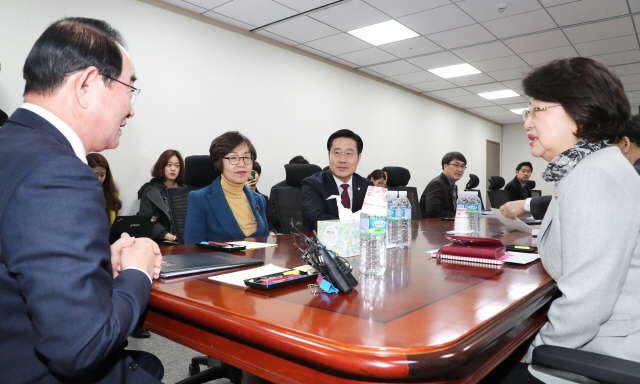 국회 윤리특위 위원장인 박명재 자유한국당 의원(테이블 왼쪽부터, 자유한국당)과 권미혁 더불어민주당, 이태규 바른미래당, 김승희 한국당 윤리위 간사가 28일 오전 국회 의원회관에서 전체회의 상정 안건을 논의하고 있다./연합뉴스