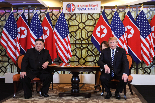도널드 트럼프 미국 대통령과 김정은 북한 국무위원장이 28일 오전(현지시간) 2차 북미정상회담장인 하노이 회담장 메트로폴 호텔에서 만나 대화하고 있다. /AFP연합뉴스