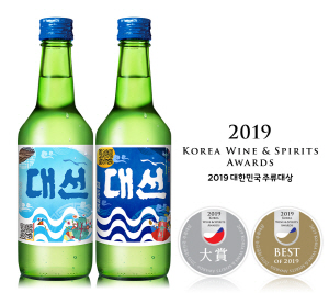 대선주조의 대선소주가 ‘2019 대한민국주류대상’ 소주 17도 미만 부문에서 대상을 수상했다./사진제공=대선주조