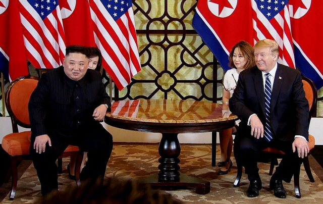 김정은(왼쪽) 북한 국무위원장과 도널드 트럼프 미국 대통령이 28일(현지시간) 베트남 하노이에서 회담하고 있다. /하노이=EPA연합뉴스
