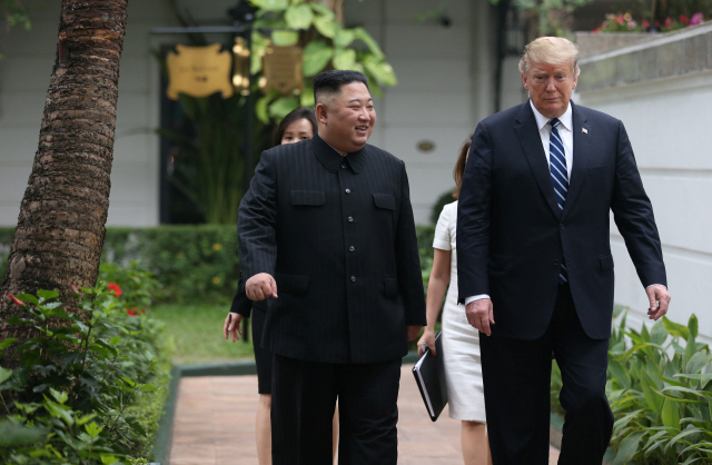 [북미 2차 핵담판] 트럼프·김정은, 호텔 정원에서 짧은 담소 나눠