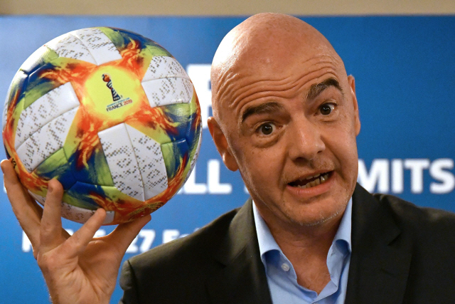 잔니 인판티노 FIFA 회장이 27일(현지시간) 이탈리아 로마에서 열린 기자회견에서 2019 프랑스 여자 월드컵 공인구를 소개하고 있다. /로마=AFP연합뉴스