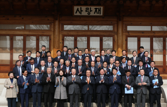 박용만 대한상공회의소 회장(앞줄 왼쪽 여섯번째)이 28일 서울 여의도 국회의사당에서 열린 전국상의 회장단 초청 오찬간담회에 문희상(〃 〃 일곱번째) 국회의장과 함께 참석해 기념 촬영을 하고 있다. 박 회장은 이날 빅데이터와 서비스 산업 육성 등 10개 현안의 입법 건의를 담은 ‘상의 리포트’를 문 의장에게 전달했다. /사진제공=대한상공회의소