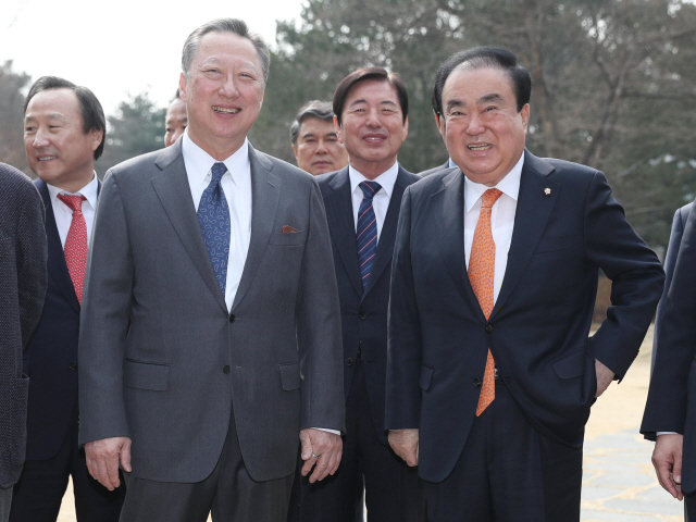 28일 오전 국회 사랑재에서 열린 국회의장 주최 대한상공회의소 오찬 간담회에 앞서 문희상 국회의장(오른쪽)과 박용만 대한상공회의소 회장(왼쪽)이 얘기를 하고 있다./연합뉴스